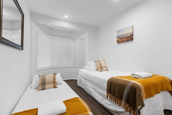 3 bedrooms, iron/ironing board, WiFi, bed sheets