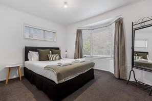 3 bedrooms, iron/ironing board, WiFi, bed sheets