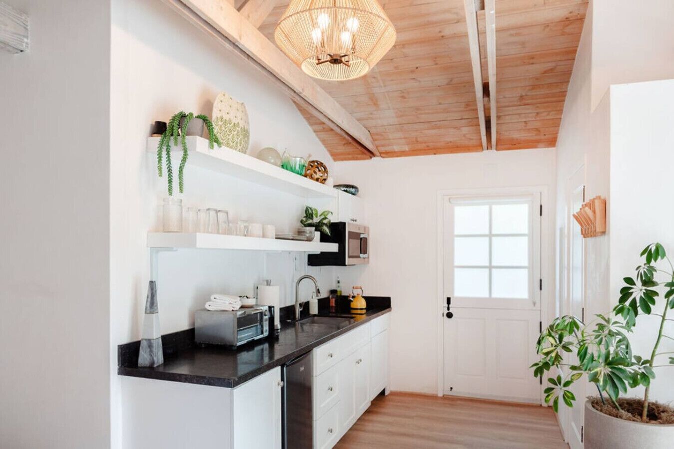 Een koelkast, een magnetron, een kookplaat