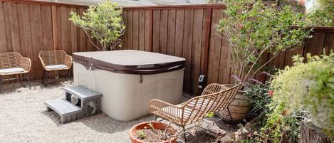 Bañera de hidromasaje al aire libre