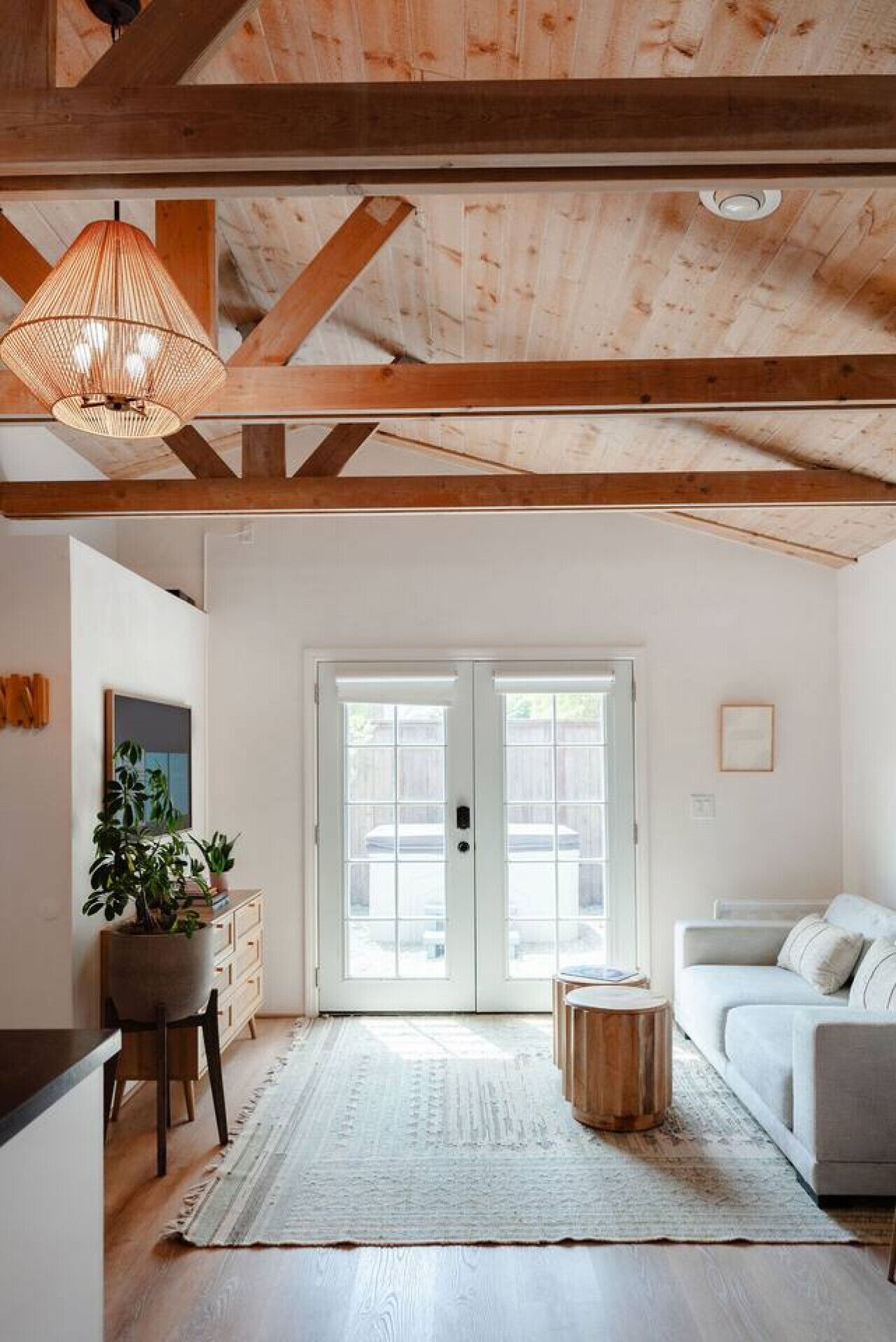 Een televisie en een stereo