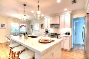 Private kitchen - Las Olas Oasis: Heated Pool, Hot Tub, Near Beach (Fort Lauderdale)