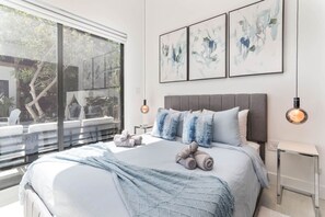 4 habitaciones, escritorio y tabla de planchar con plancha 