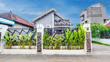 Pintu masuk properti