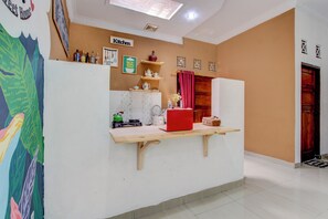 Reception - OYO 94851 Watulumpang 1 Guest House (Sewon)