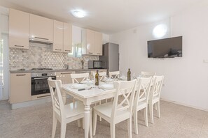 Dining - 4-bedroom villa in beautiful Ljubotić with AC, Rural Villa Olive Krka (Ljubotić)
