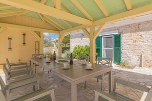 Outdoor dining - 4-bedroom villa in beautiful Ljubotić with AC, Rural Villa Olive Krka (Ljubotić)