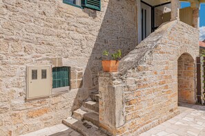 Exterior detail - 4-bedroom villa in beautiful Ljubotić with AC, Rural Villa Olive Krka (Ljubotić)