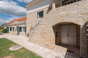 Exterior - 4-bedroom villa in beautiful Ljubotić with AC, Rural Villa Olive Krka (Ljubotić)