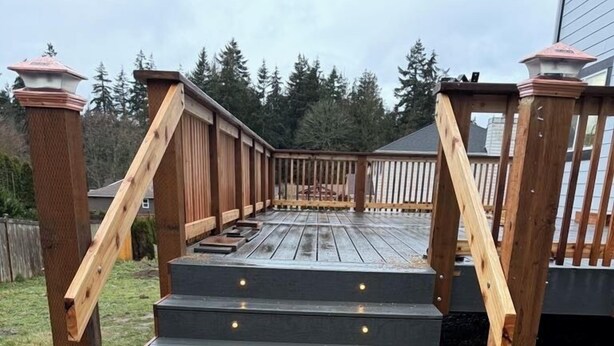 Una escalera de madera con barandilla que da a una terraza.