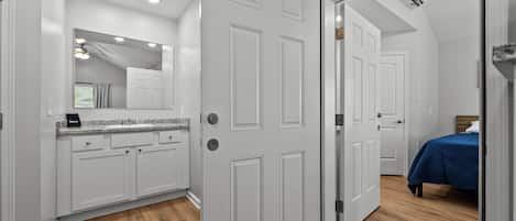 1 dormitorio, tabla de planchar con plancha, wifi y ropa de cama