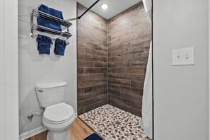 Dusch, hårtork, handdukar och toalettpapper