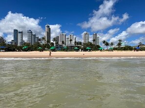 Trên bãi biển, cát trắng 