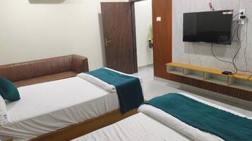 Junior Suite | In-room safe, free WiFi