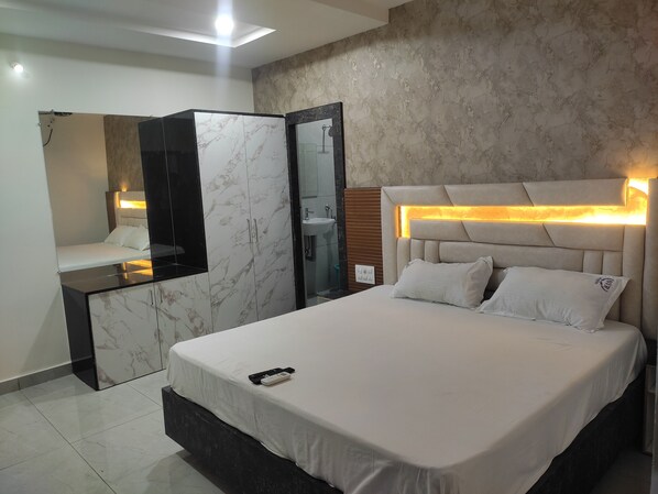 Deluxe Double Room | In-room safe, free WiFi