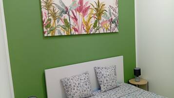 Deluxe Apartment | Blackout drapes, free WiFi