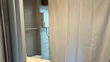 Ducha, secador de pelo, toallas y papel higiénico