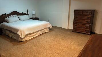 2 dormitoris, planxa i posts de planxar, Internet i roba de llit