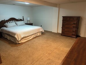 2 bedrooms, iron/ironing board, Internet, bed sheets