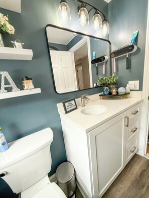 Shower, hair dryer, towels, soap - One private bedroom with work space and shared home with spa. (Rocky Hill)