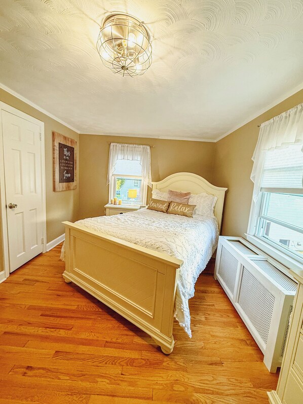 1 bedroom, iron/ironing board, WiFi, bed sheets - One private bedroom with work space and shared home with spa. (Rocky Hill)