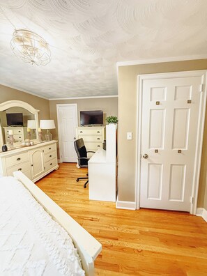 1 bedroom, iron/ironing board, WiFi, bed sheets - One private bedroom with work space and shared home with spa. (Rocky Hill)