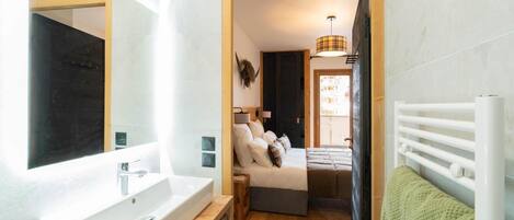 2 室のベッドルーム、WiFi