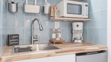 冷蔵庫、電子レンジ、コーヒー / ティーメーカー、トースター