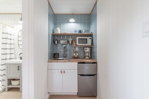 ثلاجة، ميكروويف، ماكينة لصنع القهوة/الشاي، محمصة خبز