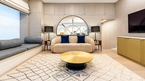 A modern living room with a sofa, a coffee table, and a TV. - Chic Pimlico Escape with Style & Comfort (London)