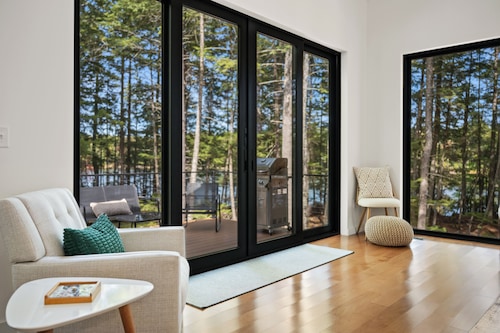 Modern Lakehouse on Quiet Peninsula