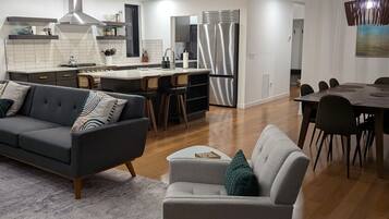 Een smart-tv en boeken