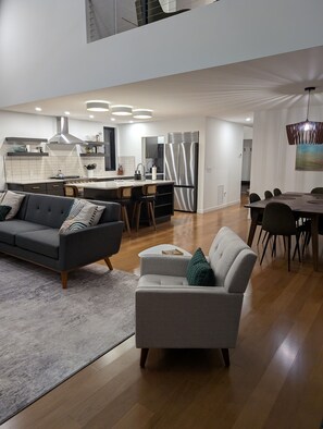 Een smart-tv en boeken