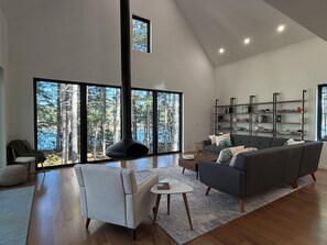 Smart TV, books - Modern Lakehouse on Quiet Peninsula (Lakeville)