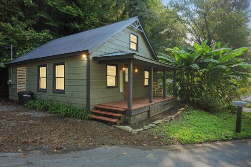 Lux Mountain Cabin-Hot Tub-Fire Pit-Wineries-Walk to Downtown