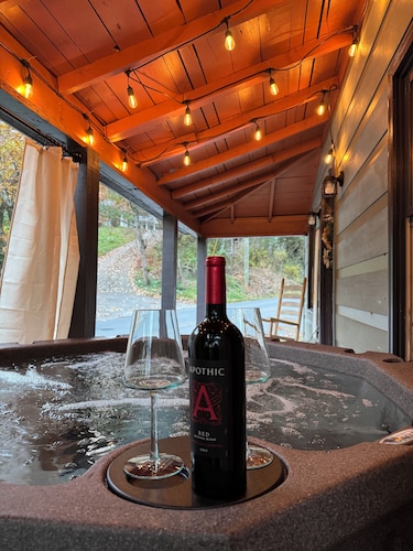 Lux Mountain Cabin-Hot Tub-Fire Pit-Wineries-Walk to Downtown