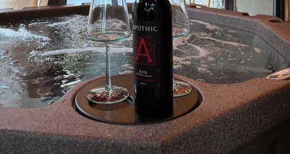 Lux Mountain Cabin-Hot Tub-Fire Pit-Wineries-Walk to Downtown