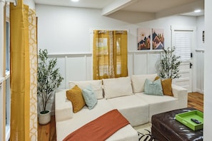 Interior - Lux Mountain Cabin-Hot Tub-Fire Pit-Wineries-Walk to Downtown (Ellijay)