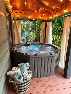 Terrace/patio - Lux Mountain Cabin-Hot Tub-Fire Pit-Wineries-Walk to Downtown (Ellijay)