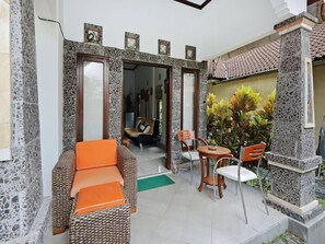 Outdoor dining - Rumah Akira Seminyak (Bali)