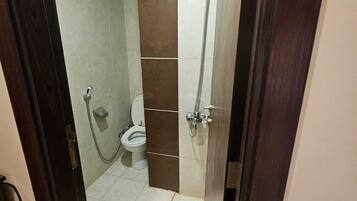 Phòng tiện nghi đơn giản, dịch vụ dọn phòng | Phòng tắm