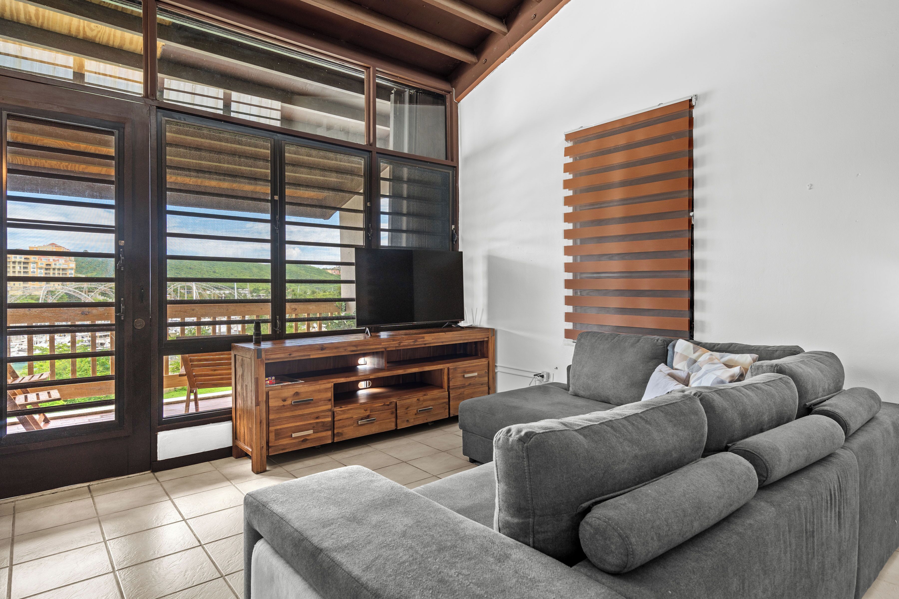 Apartamento superluxo, sacada | Área de estar | TV de tela plana 32 polegadas com canais digitais