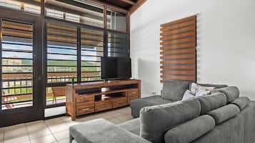 Luxury Apartment, Balcony | Ruang tamu | 32 inci televisyen skrin rata dengan digital