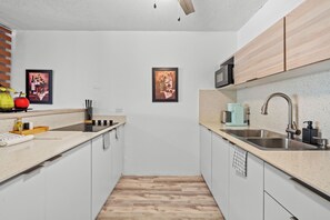 Luxury-Apartment, Balkon | Eigene Küche | Kühlschrank, Mikrowelle, Wasserkocher mit Kaffee-/Teezubehör, Toaster