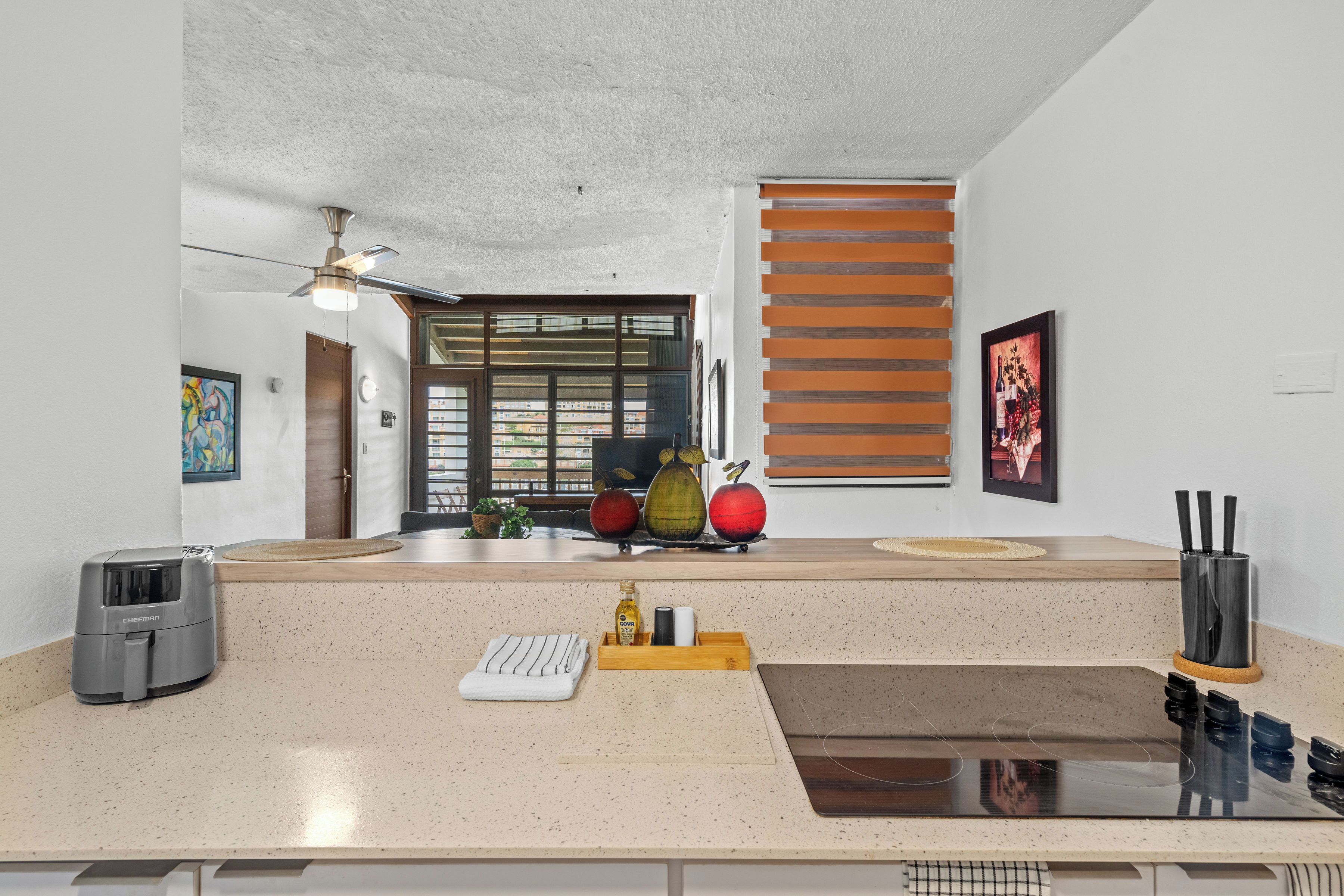 Apartamento superluxo, sacada | Cozinha privada | Geladeira, micro-ondas, cafeteira/chaleira, torradeira