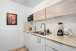 Departamento | Cocina privada | Refrigerador, microondas, cafetera y tetera y tostadora 