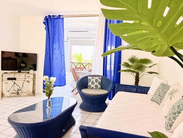TV - Bright duplex just minutes from the beach and restaurants at Anse Mitan (les trois ilets)