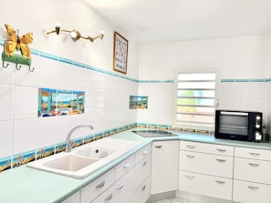 Microwave, oven, stovetop, dishwasher - Bright duplex just minutes from the beach and restaurants at Anse Mitan (les trois ilets)