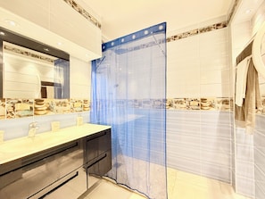 Shower, hair dryer, towels, soap - Bright duplex just minutes from the beach and restaurants at Anse Mitan (les trois ilets)