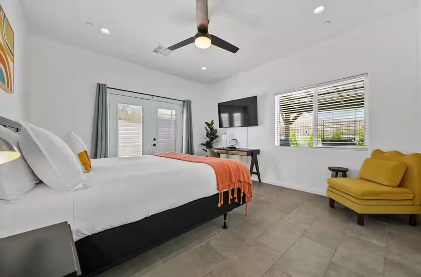 4 bedrooms, iron/ironing board, WiFi, bed sheets